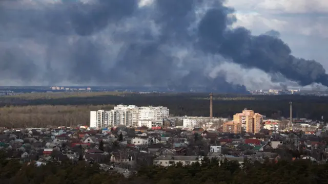Umwotsi ucumba hejuru y'umurwa mukuru Kyiv