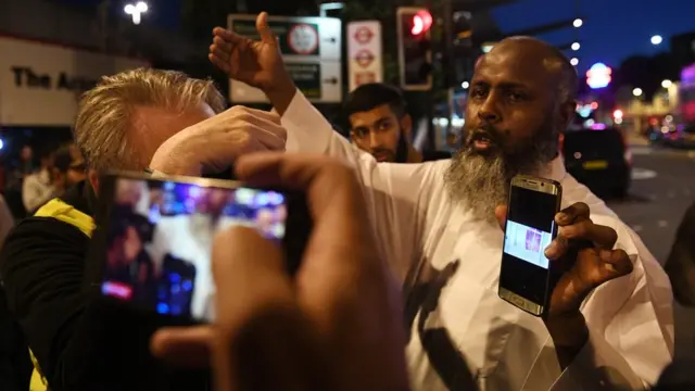 Un testigo cuenta lo sucedido mientras muestra imágenes que tomó con su celular.