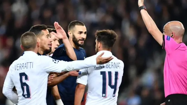 Awọn agbabọọlu ati oludari ifẹsẹwọnsẹ