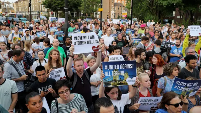 Vigilia frente la mezquita central de Finsbury Park