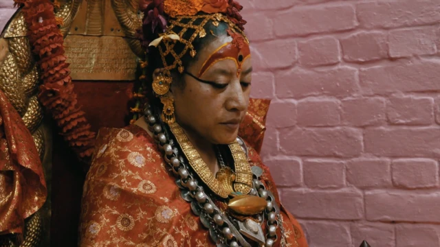 دانا بجراچاریا بیش از ۶۰ سال است که کوماری باقی مانده. او در سن ۲ سالگی بر این مقام برگزیده شد ولی هیچ وقت پریود نشد. او تا ۳۰ سالگی کوماری رسمی پتن باقی ماند، تا اینکه شاه نپال دستور داد که او را جایگزین کنند – چون کوماری ها به صورت سنتی، باید دختران خردسال باشند.