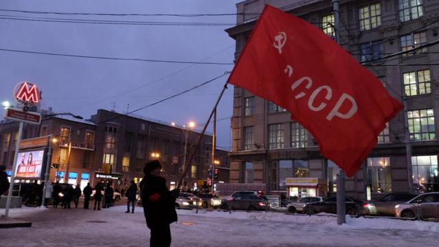 Сталинист с флагом