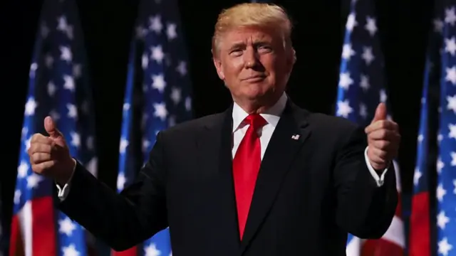 Le candidat républicain à la présidence Donald Trump donne deux pouces à la foule lors de la séance du soir du quatrième jour de la Convention nationale républicaine, le 21 juillet 2016 à Cleveland, Ohio.