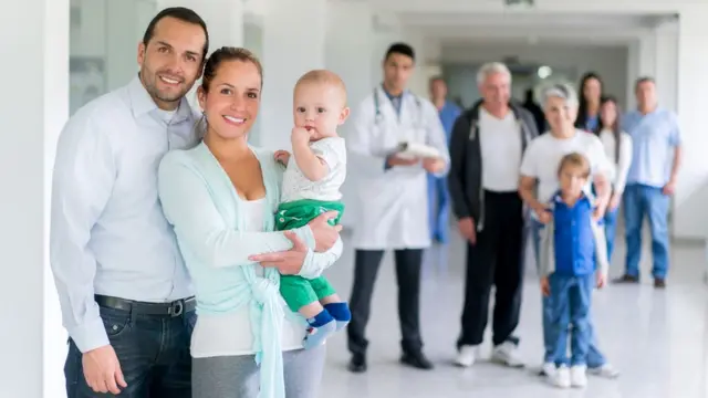 Personas de distintas edades en un hospital