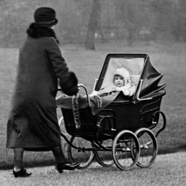 Princesa Elizabeth sendo empurrada em um carrinho de bebê em um parque