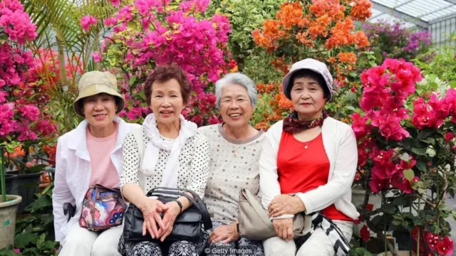 Okinawa di Jepang adalah salah satu tempat di dunia dengan konsentrasi orang usia 100 tahun terbanyak di dunia.