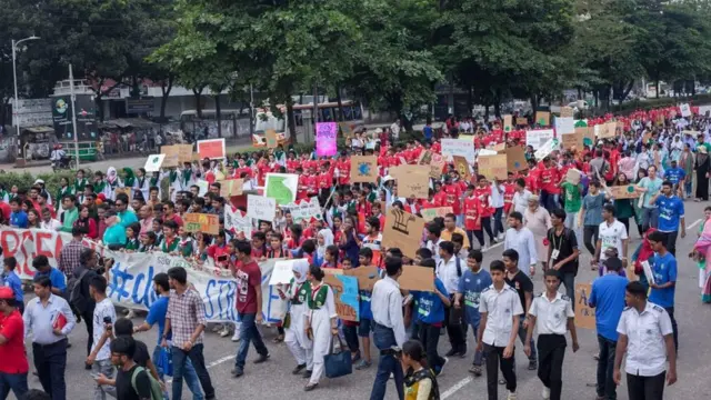 জলবায়ুর পরিবর্তন ঠেকাতে ঢাকার রাজপথে সোচ্চার শিশুরা।