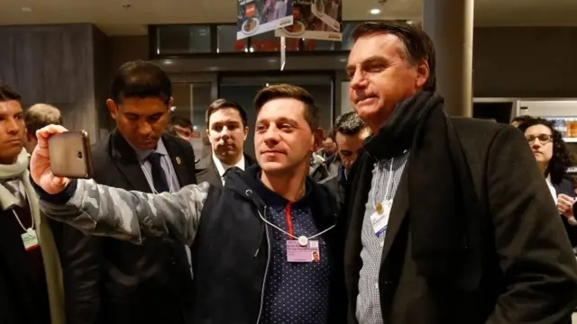 Bolsonaro tirando selfie em Davos