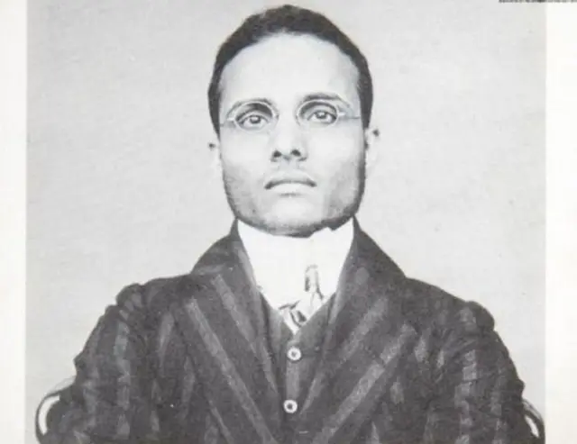 1910 மார்ச் 13 அன்று விக்டோரியா நிலையத்தில் கைது செய்யப்பட்ட பின்னர் எடுக்கப்பட்ட சாவர்க்கரின் புகைப்படம்