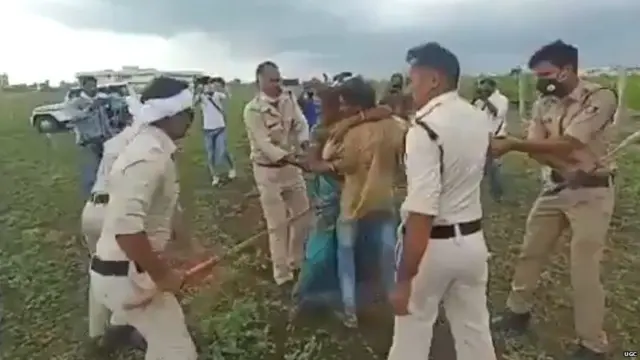 शेतकरी पोलिसांकडून कुटुंबाला मारहाण होताना