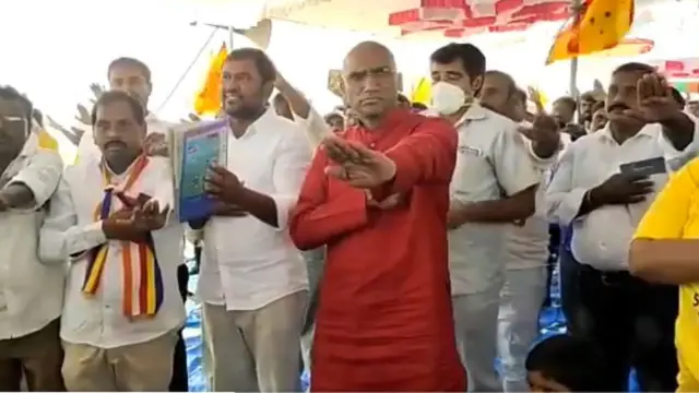 ఆర్ఎస్ ప్రవీణ్ కుమార్ ప్రతిజ్ఞ చేస్తున్నట్టుగా చేయి పెట్టి నుంచున్న ఒక వీడియో వైరల్ అయ్యింది