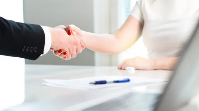 Personas dándose la mano