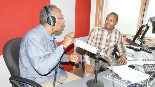 Weriyeyaasha BBC, Cabdinuur Sheekh Maxamed Isxaaq oo bidix xiga iyo Xasan Haybe