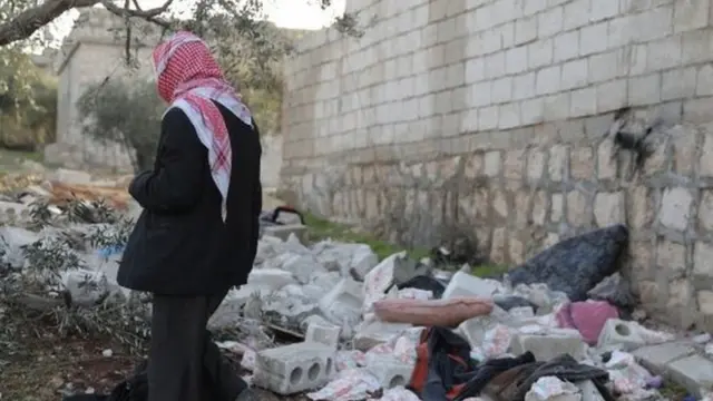 شخص يتفقد حطام