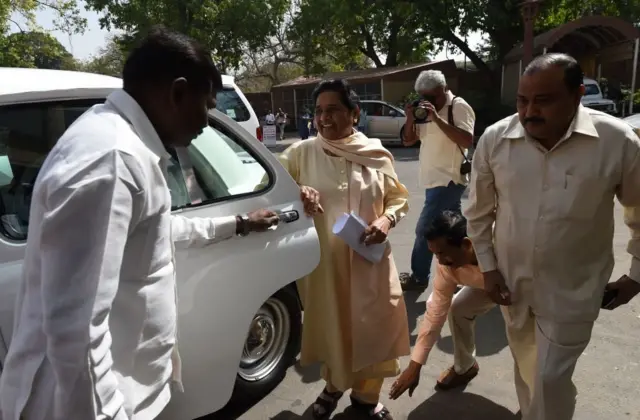 தலித் வாக்கு வங்கியா? மாபெரும் கூட்டணியா? மாயாவதி ராஜிநாமாவால் பரபரப்பாகும் அரசியல்