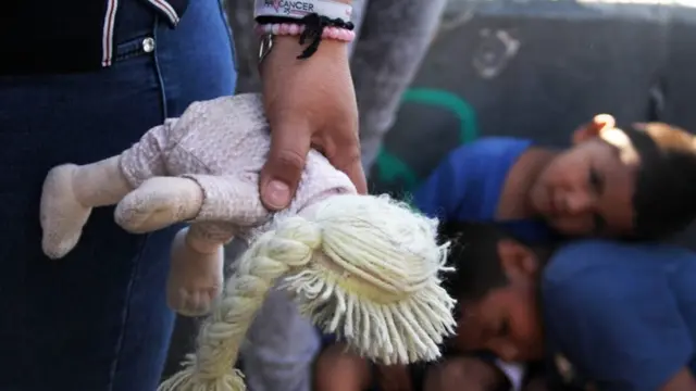 မိဘတွေက တခြား၊ ကလေးတွေက တနေရာ