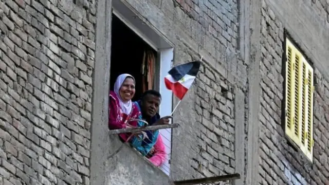 ชาวบ้านคอยดูให้กำลังใจการทำงานของนักโบราณคดี