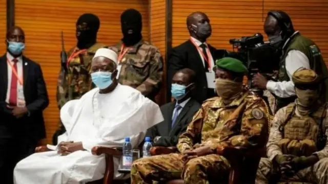 Shugaba Bah Ndaw (mai fararen kaya), tsohon soja ne shi ma