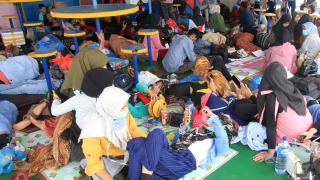 Sejumlah calon penumpang berada di dalam Kapal Motor Penyeberangan (KMP) Teluk Sinabang di Pelabuhan Penyeberangan Meulaboh-Sinabang Desa Gampong Teugoh, Kecamatan Samatiga, Aceh Barat, Aceh, Senin (30/03).