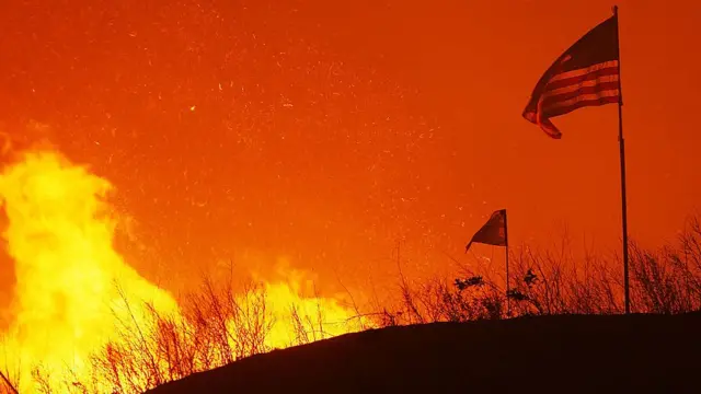 Американский флаг на фоне пожара.