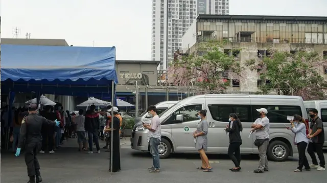 บรรยากาศการลงพื้นที่ตรวจคัดกรองหาเชื้อโควิด-19 จากกลุ่มเสี่ยงที่ทำงานในสถานบันเทิงและประชาชนย่านทองหล่อเมื่อวันที่ 8 เม.ย.