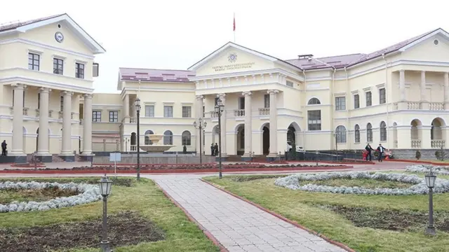 Башкы прокурор Өткүрбек Жамшитов Атамбаевге "куралды мыйзамсыз жүгүртүү", "киши өлтүрүү", "массалык башаламандык уюштуруу" деген айыптар тагылып жатканын маалымат жыйыны учурунда айтты.