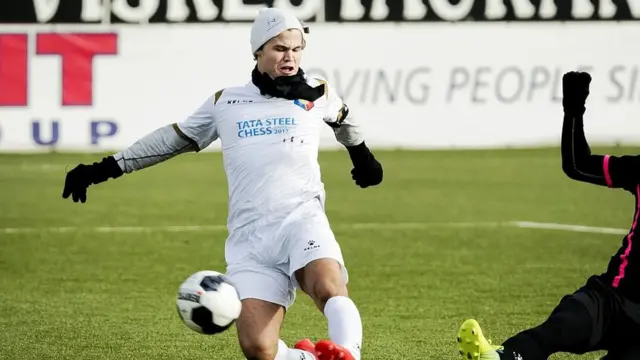 Magnus jugando fútbol