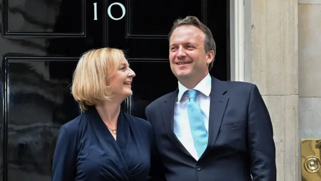 প্রধানমন্ত্রীর দফতরের সামনে স্বামী হিউ ও'লিয়ারির সাথে লিজ ট্রাস।