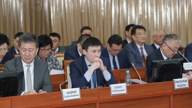 Бишкек ЖЭБдеги авария боюнча козголгон кылмыш иш боюнча Улуттук энергохолдингдин башчысы Айбек Калиев баш болуп, энергетика тармагынын беш жетекчиси кармалды