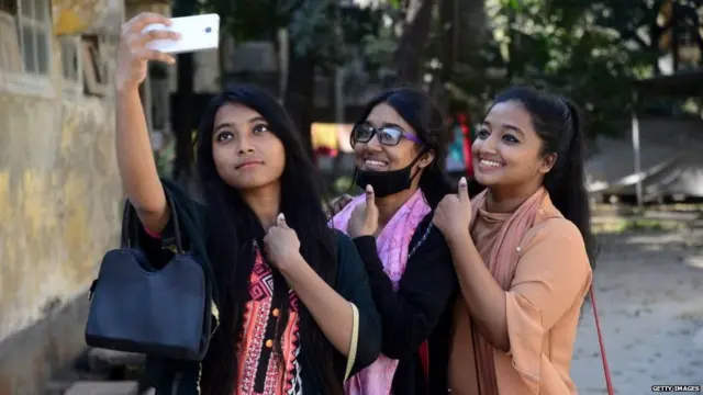 સેલ્ફી લેતી યુવતીઓ