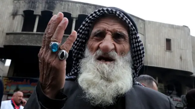 متظاهر عراقي