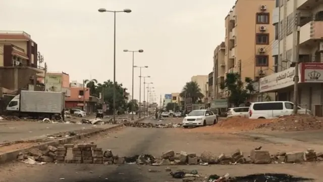 Abari mu myiyerekano bahungiye mu makaritiye, igice kinini cya Khartoum kiragaragara
