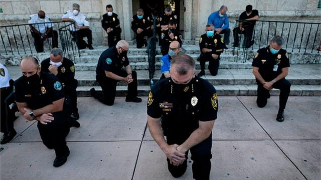 В ряде городов полицейские поддержали протестующих, встав на одно колено в знак поддержки движения "Жизнь чернокожих имеет значение"