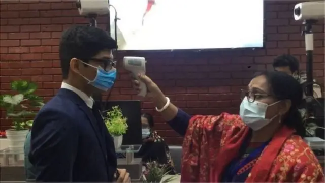 বিদেশ থেকে আসা যাত্রীদের তাপমাত্রা পরীক্ষা করে দেখা হচ্ছে