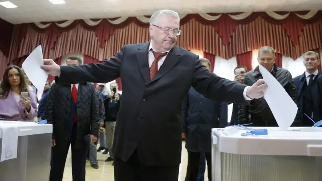 LDPR partisi başkanı Vladimir Jirinovski Moskova'da oyunu kullanıyor.