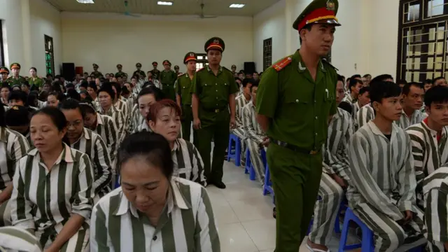 Tù nhân chờ được khoan hồng tại một nhà giam ở HN năm 2015