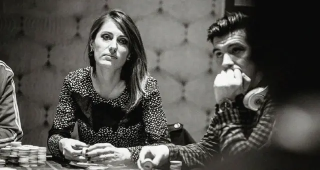 Autorka ovog članka, Aleks Obrajan, igrajući poker pre pandemije