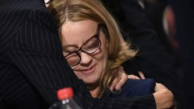 وکیل خانم فورد بعد از جلسه شهادت او را در آغوش کشید