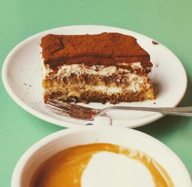 Un pastel en un plato