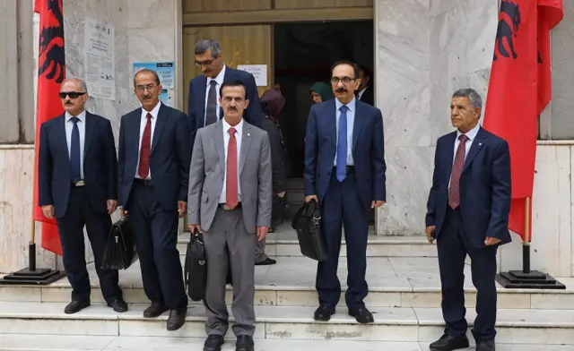 اصغر مهدی‌زاده نزدیک به 13 سال را در زندان گذرانده از این میان دستکم شش سال را در زندان گوهردشت محبوس بوده است