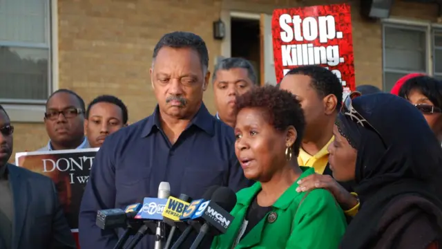 Mujer hablando ante los medios de comunicación