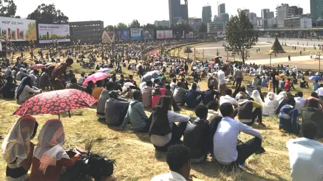 በመስቀል አደባባይ ጥላ ዘርግተው ደመራውን ይጠባበቃሉ