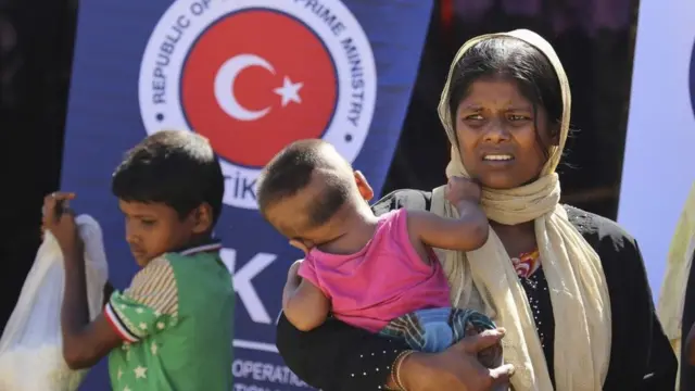 রোহিঙ্গা শিবিরে তুরস্কের একটি এনজিও'র অফিসের সামসে এক রোহিঙ্গা নারী