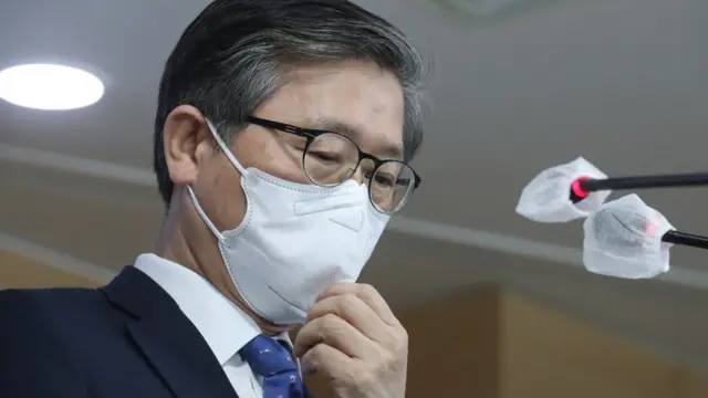 변창흠 국토교통부 장관이 4일 오후 서울 종로구 정부서울청사 합동브리핑실에서 한국토지주택공사(LH) 직원들의 100억원대 사전투기 의혹과 관련해 브리핑을 하고 있다