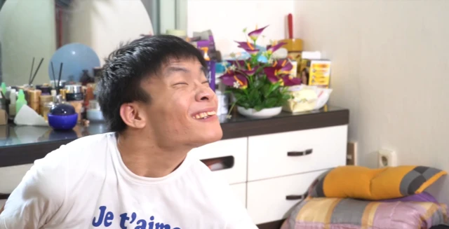 노래는 그의 삶의 유일한 낙이자 그가 세상과 소통하는 창구이다.