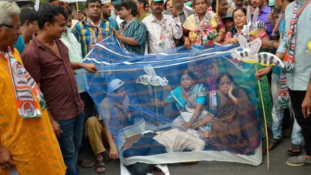 نشطاء يجلسون في ناموسية احتجاجا على انتشار حمى الضنك في ولاية كلكتا الهندية