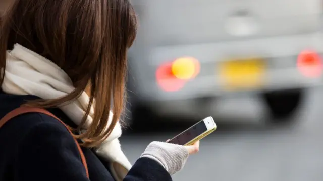 Жінка з телефоном