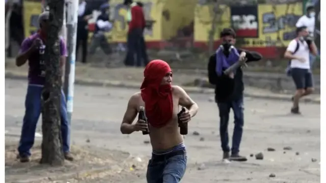 बम फेंकता युवक