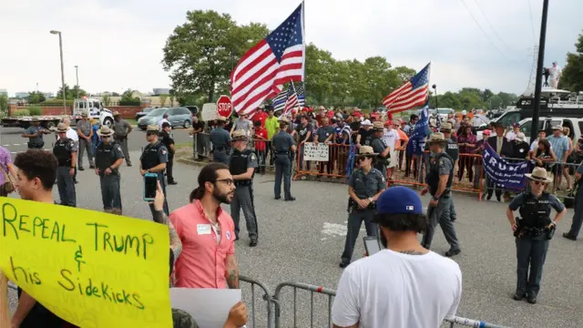 Manifestantes en Brentwood.
