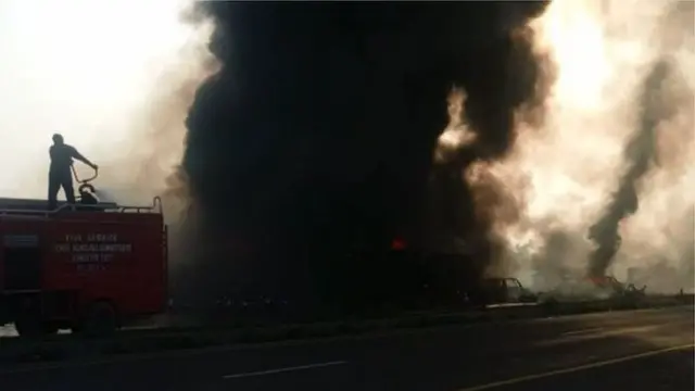 பாகிஸ்தானில் டாங்கர் லாரி கவிழ்ந்து விபத்து: 123 பேர் பலி